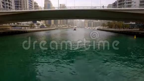 迪拜码头浮船后桥下摄像机的跨度视频的预览图