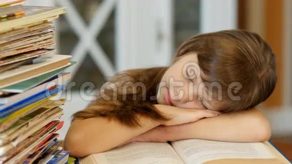 小女孩在看书小女孩睡在书旁视频的预览图