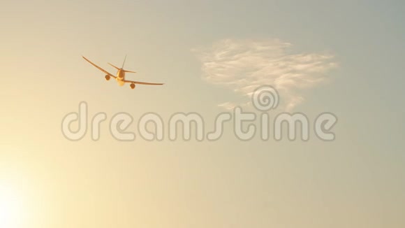 飞机逆着夕阳的天空起飞视频的预览图