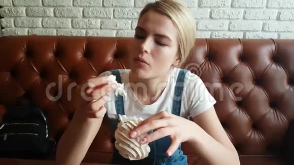 年轻的女人吃着月饼视频的预览图
