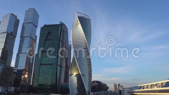 金融区城市景观背景蓝天和美丽的云彩视频的预览图