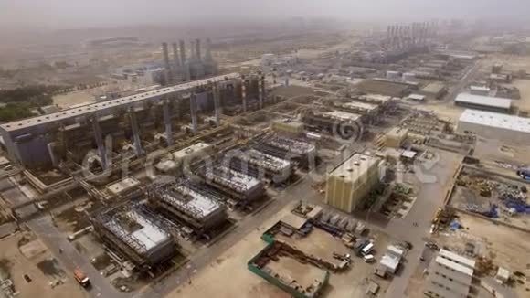 阿联酋迪拜一座巨大的发电厂有管道机库和车间视频的预览图
