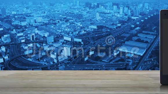在城市塔楼街道高速公路和摩天大楼的木桌上现代智能手机屏幕上的购物车平面图标视频的预览图