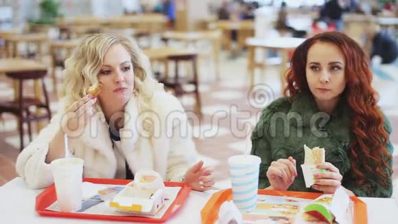 两个女人在快餐店吃垃圾食品视频的预览图