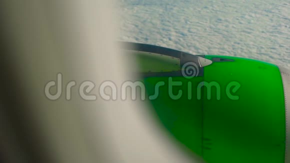 一架绿色飞机引擎飞过云层视频的预览图