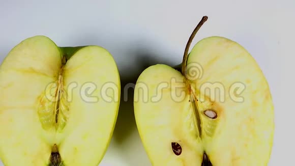 在灰色背景下腐烂发霉的水果梨和苹果视频的预览图