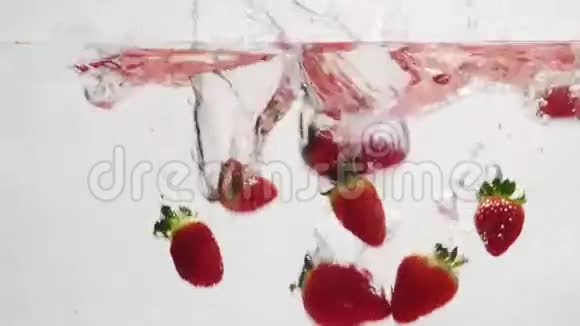 草莓掉进水里视频的预览图