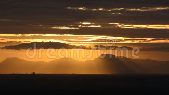 红日群山和一些云视频的预览图