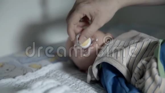 婴儿用奶嘴哭视频的预览图