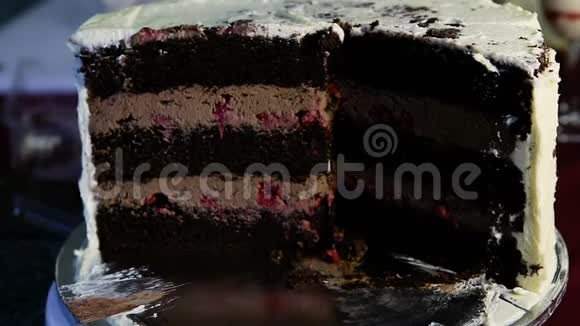 用焦糖和樱桃装饰的大巧克力蛋糕视频的预览图