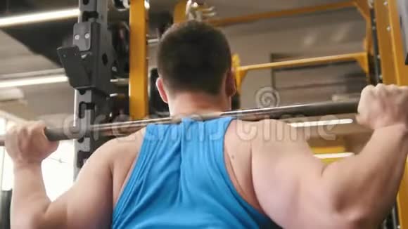 健身健身运动肌肉发达的男人用杠铃后视视频的预览图