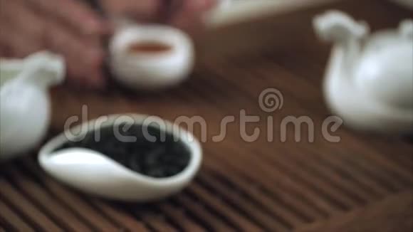 中国传统茶道特写女性手套中式茶杯视频的预览图