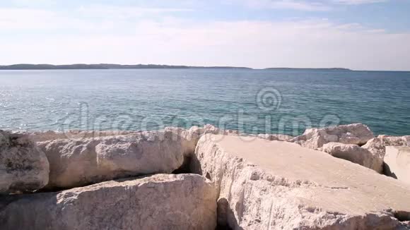 白色的岩石和石头蓝色的大海和天空在景观背景美丽的白色岩石海滩视频的预览图