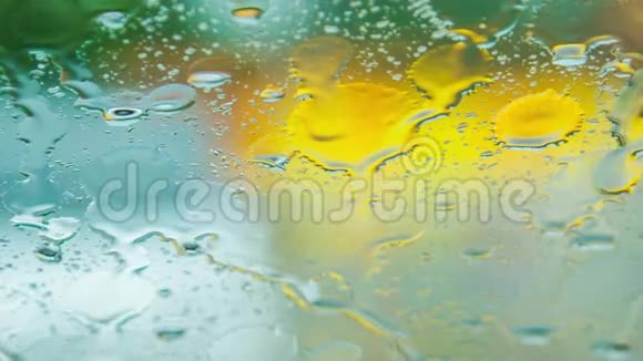 雨中刷擦机器挡风玻璃上的水视频的预览图