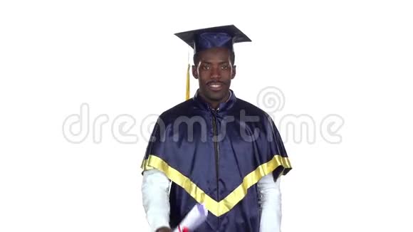 带毕业证书的学生用丝带包裹慢动作白色视频的预览图