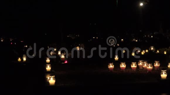 夜晚在城市墓地的墓碑上点燃蜡烛4K视频的预览图