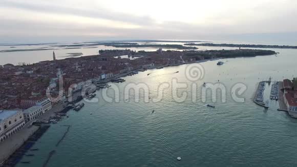 空中飞行在大运河上空飞行意大利威尼斯日出4K视频的预览图