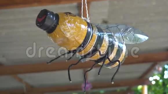 精美设计的阳台的幼儿园气球等装饰来自塑料瓶的蜜蜂视频的预览图