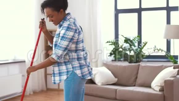 女人用扫把刷洗地板视频的预览图