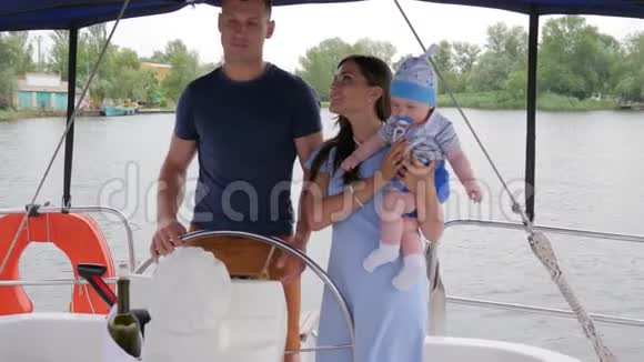 家庭旅行妈妈爸爸和儿子在露天快乐的父母带着孩子在背景大自然和水中休息母亲视频的预览图