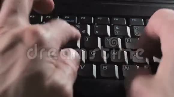 男性手在英语电脑键盘上打字视频的预览图