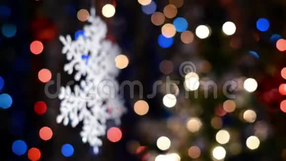 雪花装饰背景焦点灯熄灭圣诞节和新年快乐的抽象背景视频的预览图