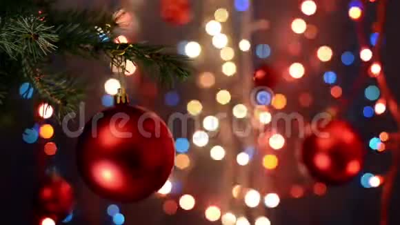 圣诞树上的圣诞装饰树枝背景焦点灯熄灭圣诞节和新年快乐的抽象背面视频的预览图
