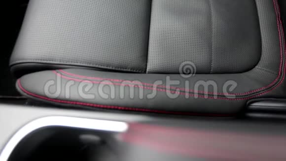 汽车内部皮革座椅的红线缝合铁路录像片段视频的预览图