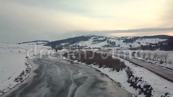 初春融雪融冰冰冻的河流视频的预览图