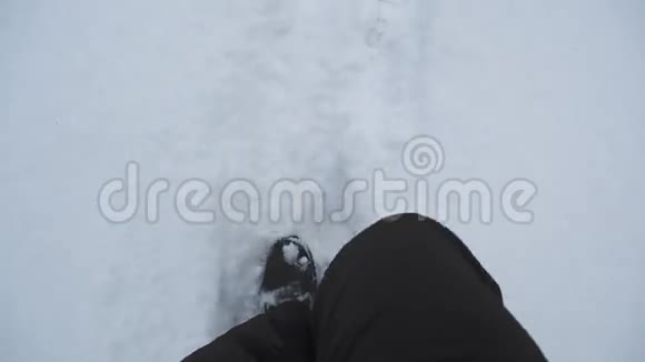 腿人走在雪地里冬天的路在公园里视频的预览图