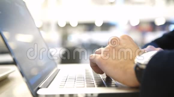 有魅力的人在笔记本电脑上工作人们在网上购物视频的预览图