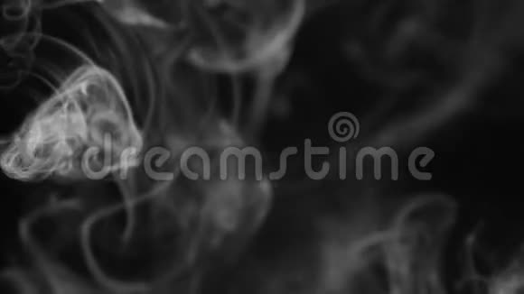 黑色背景上美丽的白色烟雾视频的预览图