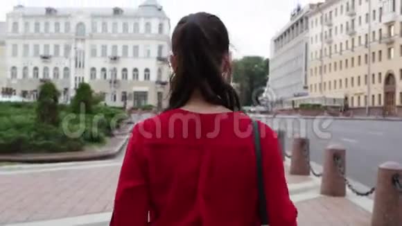 女人的背踏在市中心视频的预览图