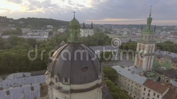 利沃夫的多米尼加教堂早上好乌克兰空中旧城视频的预览图