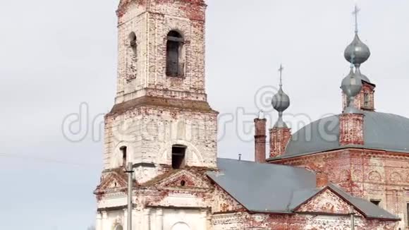 被遗弃的俄罗斯破坏和破坏了俄罗斯村庄的正统教会寺庙视频的预览图