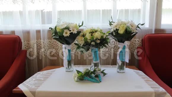 三个婚礼花束和布托尼埃视频的预览图