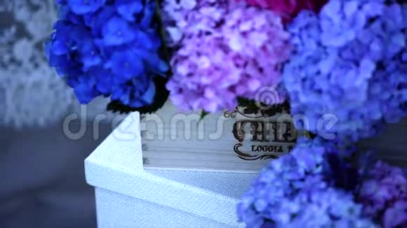 木盒上的蓝色花朵视频的预览图