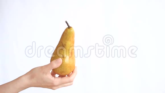 女性手拿水果在白色背景上梨视频的预览图