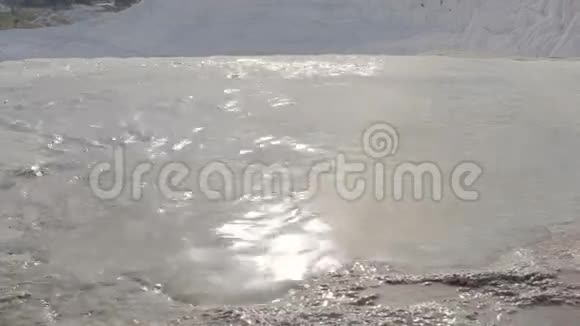 人们走在帕穆卡莱的水面上视频的预览图