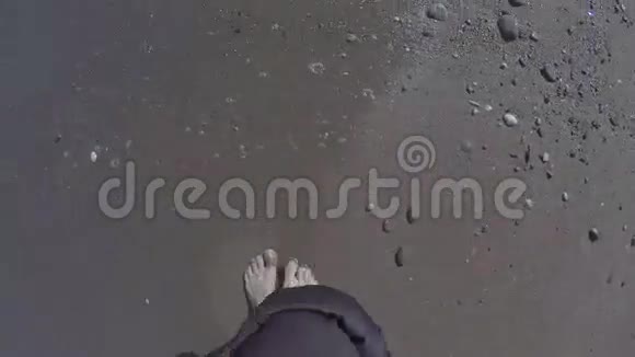 赤脚在海滩上视频的预览图