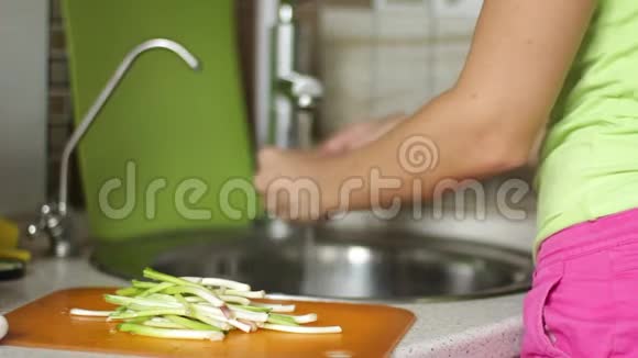 女洗手池野蒜清洗过程中的樱桃视频的预览图