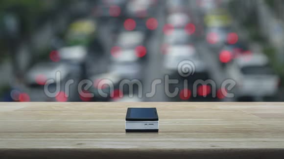 木制桌子上的现代智能手机屏幕上的问号标志图标超过了城市中汽车和道路的高峰时间模糊视频的预览图