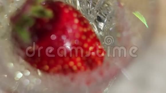 一杯草莓加白葡萄酒视频的预览图