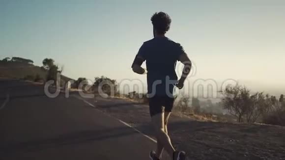在路上跑步的运动青年视频的预览图
