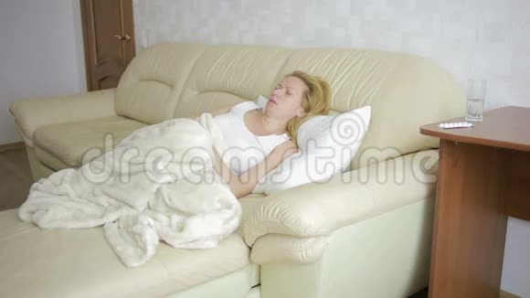 腹痛的女人躺在沙发上女孩喝止痛药视频的预览图