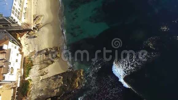 直升机降落在圣地亚哥的海滩上视频的预览图
