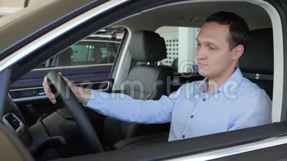 男性手中的汽车钥匙消费者的积极姿态男性的喜悦视频的预览图
