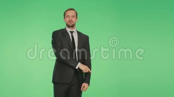 肢体语言一个穿着绿色背景西装的男人赫罗姆基跳舞视频的预览图