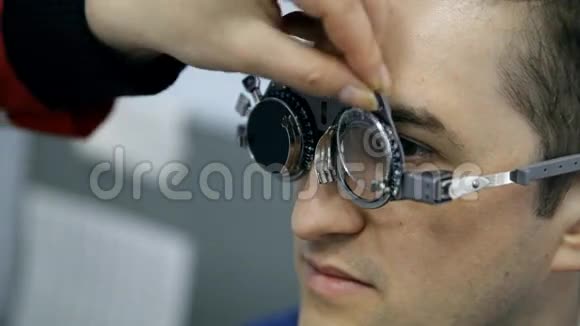 眼科医生正在检查一个人的视力视频的预览图