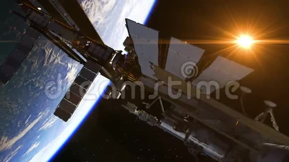 国际空间站在阳光下的飞行视频的预览图